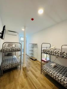 Posteľ alebo postele v izbe v ubytovaní HOSTEL COSTA-LUZ Béjar 28-30