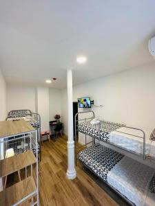 Posteľ alebo postele v izbe v ubytovaní HOSTEL COSTA-LUZ Béjar 28-30