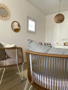sypialnia z łóżkiem, stołem i krzesłami w obiekcie Dumont Urban Studio w BuenosAires