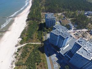 einen Luftblick auf ein Hotel und den Strand in der Unterkunft Studio z Widokiem na Zalew Porta Mare Przy Plazy 11-te Pietro - Apartament 293 in Dziwnówek