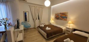Habitación de hotel con 2 camas y TV en Anassa Studios, en Naxos Chora