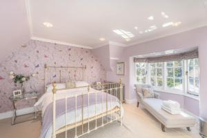 ein Schlafzimmer mit einem Bett und einer Blumenwand in der Unterkunft Rose Cottage in Ventnor
