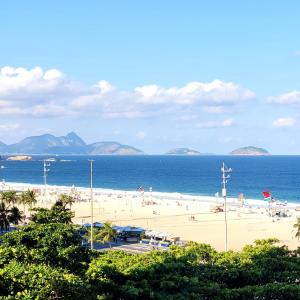 uma praia com muita gente em COPACABANA Praia no Rio de Janeiro