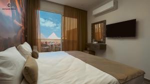 Ένα ή περισσότερα κρεβάτια σε δωμάτιο στο Celia Pyramids View inn