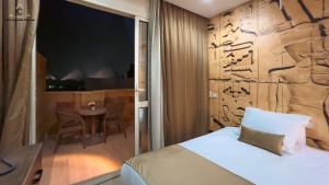 Ένα ή περισσότερα κρεβάτια σε δωμάτιο στο Celia Pyramids View inn
