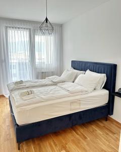 um quarto com uma cama grande com uma moldura azul em Apartment Hera with private garage em Lukavica
