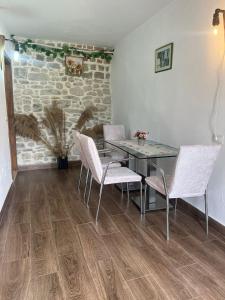 a dining room with a table and chairs at Hotel Omer The Ottoman House in Berat