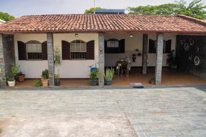 uma casa com um telhado de azulejo e um pátio em Casa espaçosa e confortável na região da Pampulha em Belo Horizonte