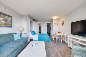 uma sala de estar com um sofá e uma cama em Myrtle Beach Condo with Ocean View and Pool Access! em Myrtle Beach