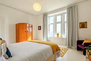 羅撒西的住宿－Dairsie Sea View，一间卧室设有一张大床和一个窗户。