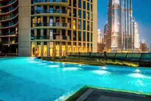 basen w mieście z wysokimi budynkami w obiekcie LARBI Breathtaking Burj and Fountain View Luxurious 2 Bed w Dubaju