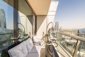 balkon z krzesłami i widokiem na miasto w obiekcie LARBI Breathtaking Burj and Fountain View Luxurious 2 Bed w Dubaju