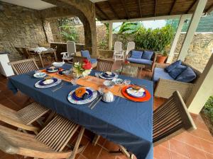 uma mesa azul com pratos de comida em Todo lo que necesitas en un solo lugar... em Pampatar