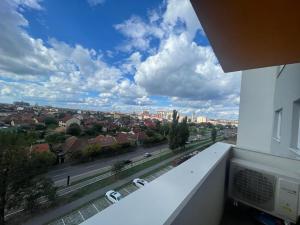 uma vista da cidade a partir da varanda de um edifício em SunSet Apartament em Oradea