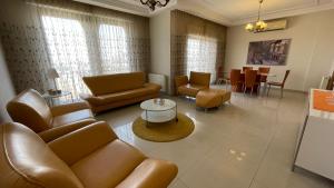 Area lounge atau bar di Abdoun Apartment