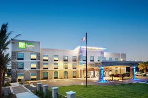 un hotel con una bandiera americana davanti di Holiday Inn Express & Suites Gulf Breeze - Pensacola Area, an IHG Hotel a Gulf Breeze