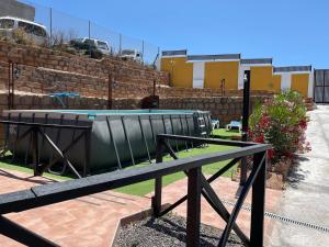 uma banheira de metal sentada num quintal ao lado de uma parede em Casa Cueva Los Mansos em Santa Cruz de Tenerife