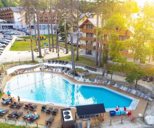 eine Aussicht auf einen Pool in einem Resort in der Unterkunft Platinum Adults in Szklarska Poręba