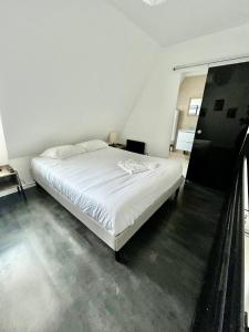 - une chambre avec un lit blanc dans l'établissement Un été sans fin à Deauville, à Deauville