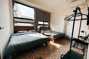 Postel nebo postele na pokoji v ubytování 鴉埠客棧x南華大旅社 + 23 fotografií