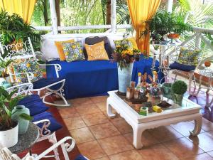 a living room with a blue couch and a table at Estancia Sonrisas de Ángeles in Constanza