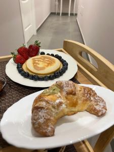 une pâtisserie sur un plateau avec une tasse de café et des fraises dans l'établissement Anfitrite B&B Tropea, à Tropea
