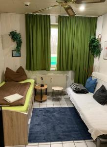 2 camas en una habitación con cortinas verdes en PrivatZimmer in einem Haus Inkl Parkplatz nach Verfügbarkeit, en Essen