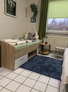 Un dormitorio con una cama y una ventana grande. en PrivatZimmer in einem Haus Inkl Parkplatz nach Verfügbarkeit, en Essen