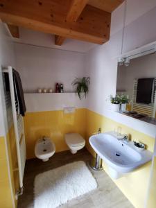 La salle de bains est pourvue d'un lavabo et de toilettes. dans l'établissement B&B Blumenstube, à Sant’Orsola