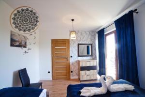 um quarto com uma cama com um bicho de peluche em Apartamenty na Wyrszczku em Istebna