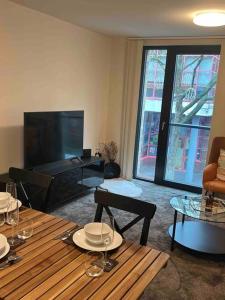 Μια τηλεόραση ή/και κέντρο ψυχαγωγίας στο Stylish One Bedroom Apartment in Birmingham City Centre