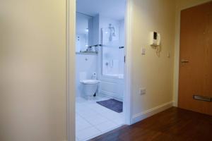 Ένα μπάνιο στο Stylish One Bedroom Apartment in Birmingham City Centre +29 φωτογραφίες