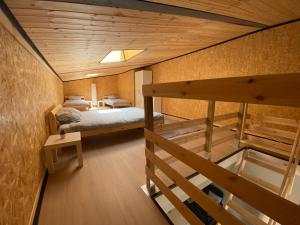Habitación pequeña con cama y escalera en Apartamento Duplex en La Molina, en Alp