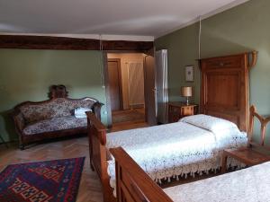 2 letti in una camera da letto con pareti verdi di VILLINO AMELIATTE a Cison di Valmarino