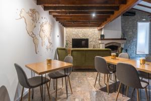 - une salle de réunion avec deux tables et un canapé dans l'établissement Quinta Devesa do Monte, à Amares