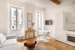 un salon avec un canapé blanc et une table dans l'établissement 2chambres 2 salles de bains Palais des Festivals, à Cannes