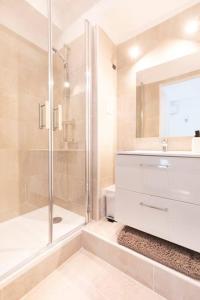 une salle de bain avec une douche, des toilettes et un lavabo dans l'établissement 2chambres 2 salles de bains Palais des Festivals, à Cannes 20 autres photos