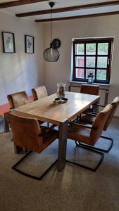 a dining room table and chairs in a room at Arbeiterwohnung, bis zu 9 Personen, Langzeitmieter, Monteurzimmer in Gelnhausen