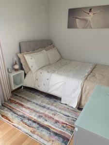 1 dormitorio con cama y alfombra en Inse House Laytown en Laytown