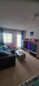 salon z kanapą i stołem w obiekcie Bungalow avec piscine w mieście Torrevieja