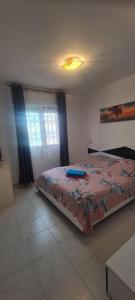 sypialnia z łóżkiem w pokoju w obiekcie Bungalow avec piscine w mieście Torrevieja