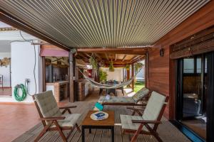 a living room with a couch and a hammock at Acogedora casita en la Subbética, centro de Andalucía, Granada y Córdoba in Zambra