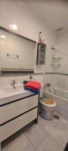 łazienka z toaletą, umywalką i prysznicem w obiekcie Bungalow avec piscine w mieście Torrevieja