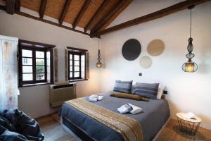 um quarto com uma cama com toalhas em Menexes Suites Monemvasia em Monemvasia