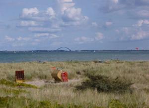 una playa con vistas al océano y a un puente en Ferienwohnung an der Ostsee, en Heiligenhafen