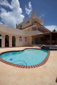 una casa grande con piscina frente a ella en Perfect for destination weddings & family vacations! en Arecibo