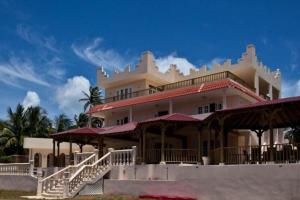 un gran edificio con escaleras delante en Perfect for destination weddings & family vacations!, en Arecibo