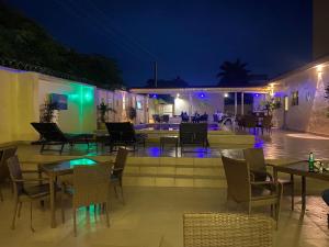 Presken Residence Annex في إيكيجا: مطعم بطاولات وكراسي في الليل