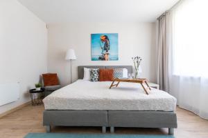 una camera bianca con letto e tavolo di Mare Apartments a Palanga