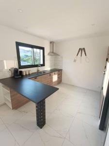 Villa Soleyana في Meynes: مطبخ مع طاولة سوداء في الغرفة